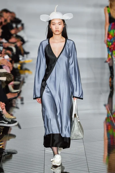 Look 16